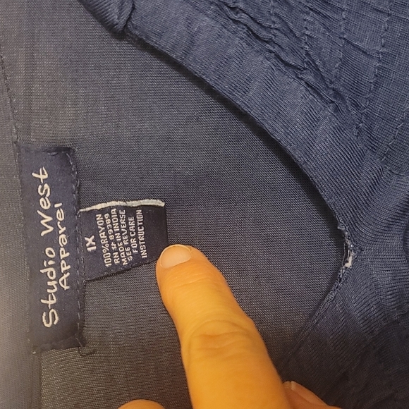 Nwt, 1x Studio West Long sleeved an gathered top/sleeve ombre blue. - Picture 2 of 8